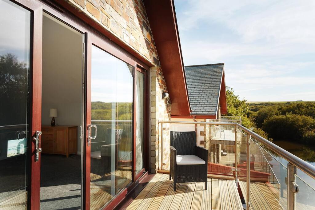 Kingfisher Hot Tub & Log Burner House On Premium Lakeside With Resort Facilities St Columb Major Exterior foto
