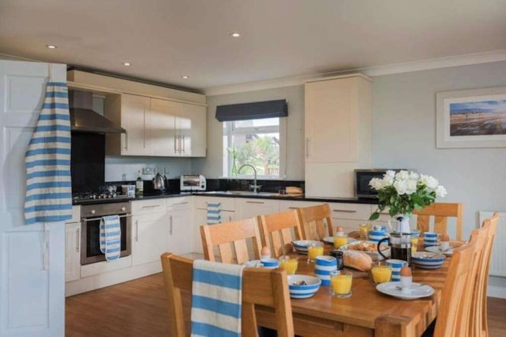Kingfisher Hot Tub & Log Burner House On Premium Lakeside With Resort Facilities St Columb Major Exterior foto